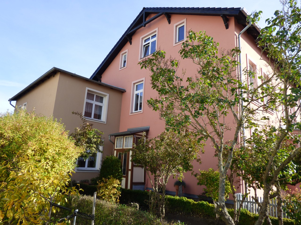 Mehrfamilienhaus mit 5 Wohneinheiten und Garten mit altem Obstbaumbestand