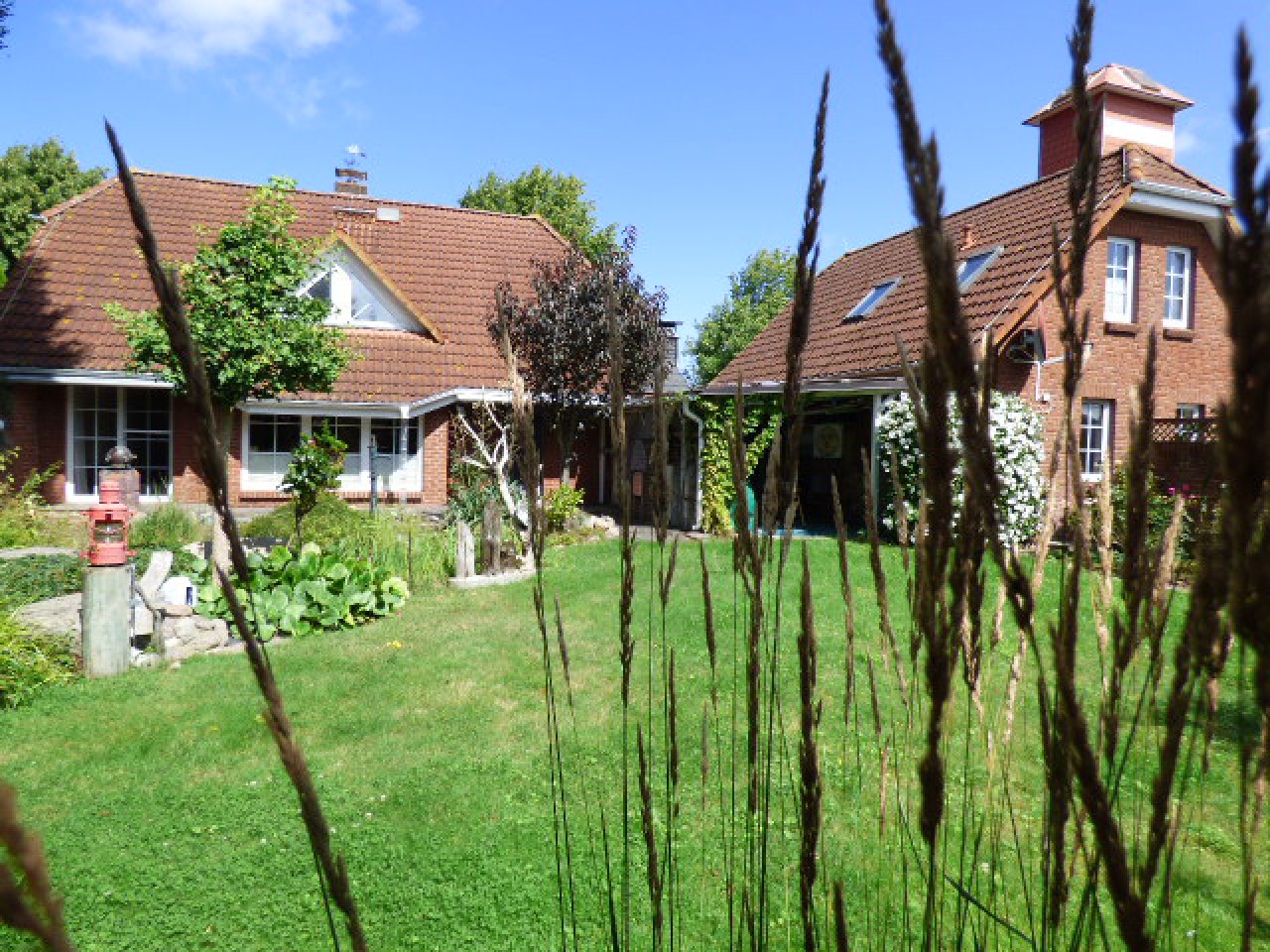 Rotklinker-Ensemble mit uneinsehbarem Garten & beheizbarer Doppelgarage für Oldtimerfreunde, Platz für WOMO & Boot
