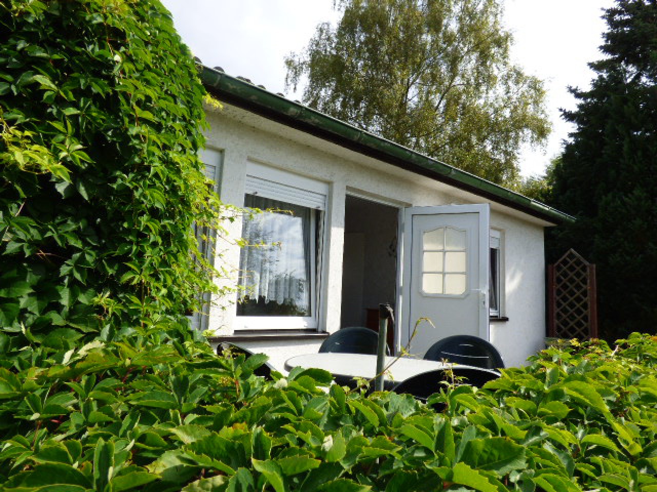 Sommer-Ferienbungalow mit wunderschönem Grundstück!