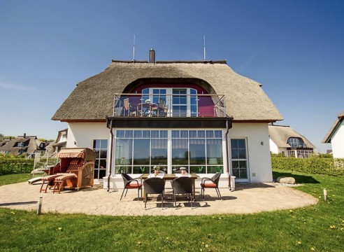 Absolute Rarität - wie neu! Liebhaberobjekt in der 1. Reihe mit Blick zum Zinnowitzer Yachthafen und über die Felder. Ferienhaus mit vielen Extras!