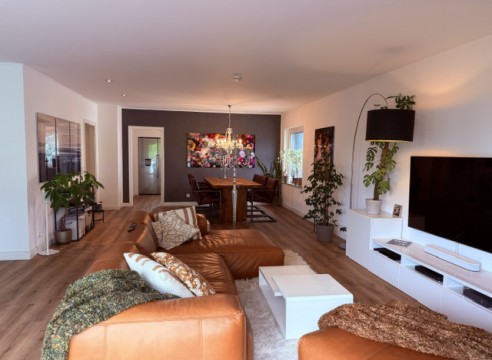 R E S E R V I E R T! Penthouse mit gr. Sonnenterrasse, 2 Bäder & TG-Stellplatz