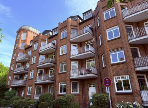 Innenstadtlage! Blick auf den HH-Michel! 2 Zi.-ETW mit SW-Balkon & Fahrstuhl & TG -Stellplatz.