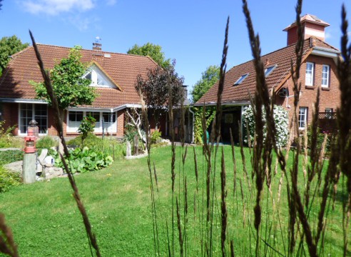 Rotklinker-Ensemble mit uneinsehbarem Garten & beheizbarer Doppelgarage für Oldtimerfreunde, Platz für WOMO & Boot